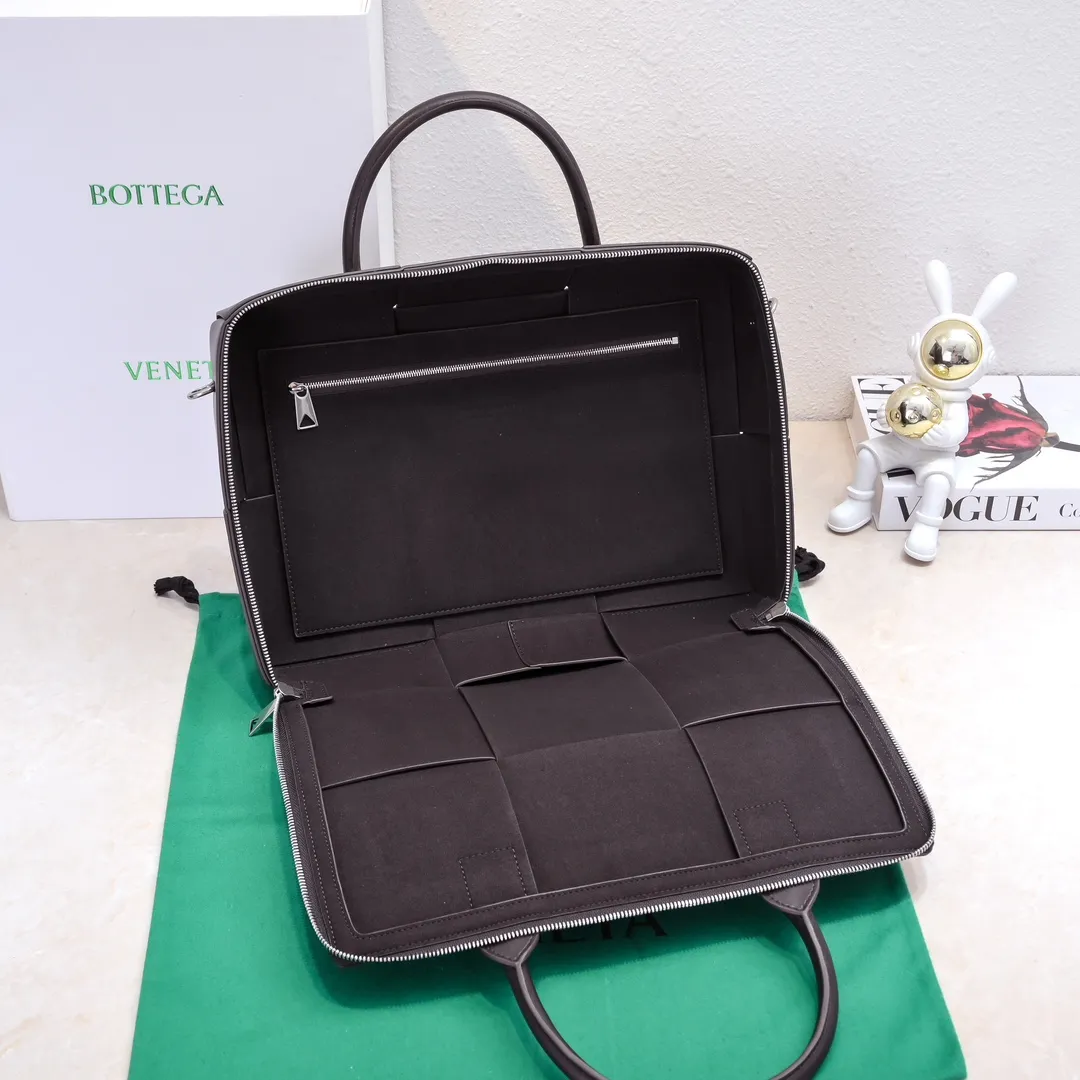 Batch 1880 Bottega Veneta large-lattice men's briefcase. The briefcase is a "value-for-money equipment" that all boys must have as soon as they step out of school. Whether you need to go to the office or go out to discuss business, nothing can better reflect your good taste and financial strength than a simple and elegant briefcase. It can be carried on one shoulder or cross-body to meet your different needs. The capacity is also super 🉑️ Style number: 6801 Size: 36*24*7.5cm